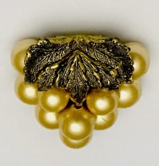 VINTAGE ART DECO PEARLIZED GRAPES METAL LEAVES FUR DRESS CLIP BROOCH