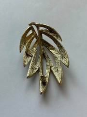 Vintage BSK Matte Gold Tone Large Textured Leaf Brooch Pin – 2.5 inches