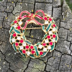 Vintage Christmas Wreath Brooch Red Rhinestone Enamel Holiday Jewelry Shiny pin