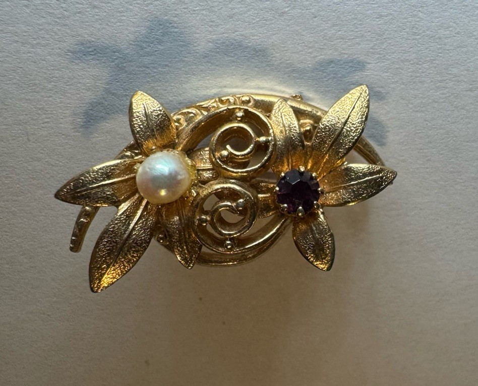 Vintage Gold Tone Floral Brooch Pin W/ Faux Pearl & Purple Rhinestone 3D Texture