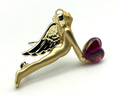 CAJC Vintage GoldTone Metal Winged Cherub HoldIng Amethyst Color Glass Heart Pin