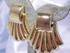 Gold Tone Dangly Doorknocker Shell Sooo Pretty Vintage 80’s Earrings 595a2