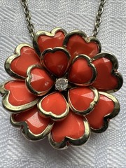 Vintage Red Heart Flower Gold Tone Unusual Design Floral Faceted Cabachon VCLM