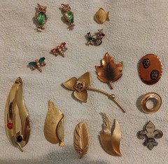 Lot of 15 Vintage Beauty/Fashion Mostly Goldtone Brooches 1960s – 1980s READ