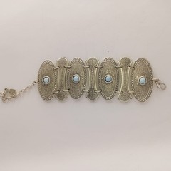 Elegant Vintage Bracelet with Blue Stone Accents & Antique Style