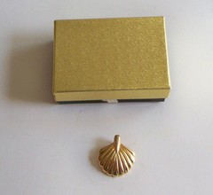 NEW VTG SCALLOPED SEASHELL GOLD TONE HINGED W/ SAFETY CATCH DRESS/SCARF CLIP –A1