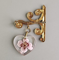 Vintage Dried Pink Flower Brooch Heart Dangle Gold Plated Bracket 1.25″