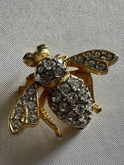 Small Vintage Joan Rivers Pave Clear Crystal Rhinestone Queen Bee Pin Brooch W2