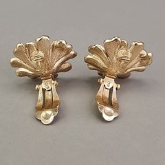 Vintage Trifari Clip On Flower Earrings Brushed Gold Tone 1″