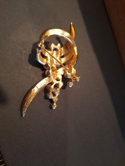 Vintage Mod Monet Brushed Gold Faux Pearl Brooch Signed Asymmetrical Monet Pin