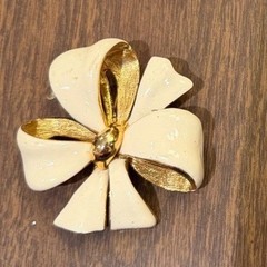 Vintage Cream Enamel Bow Brooch Gold Tone Textured Ribbon Pin Mid Century Style