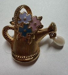 Beautiful AVON Goldtone Enamel Floral Pearl Drop Garden Watering Can Tac Pin