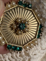 Vintage Gold Tone Sunburst Faux Pearl Emerald Green Rhinestone Brooch Pin