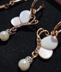 Vintage White Thermoset Leaf Gold-Tone Necklace Butterfly Faux Pearl Earring Set