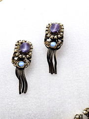 VINTAGE ANTIQUE GOLD TONE KARU BEAD CABOCHON FAUX PEARL TASSEL CLIP ON EARRINGS
