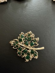 Vintage Emerald Green And Clear Rhinestone Leaf Brooch Fall Pin Goldtone