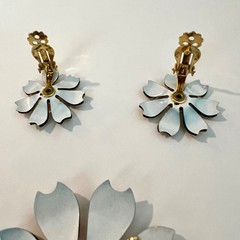 Large Vtg 1960s Gold Tone Navy Blue Enamel Flower Brooch Pin Earrings Set NICE!!