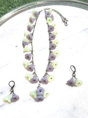 SALE! VINTAGE URANIUM TRUMPET FLOWER YELLOW/LILAC GLASS NECKLACE SET OOAK BIG!