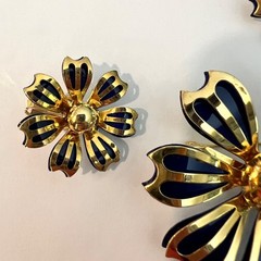 Large Vtg 1960s Gold Tone Navy Blue Enamel Flower Brooch Pin Earrings Set NICE!!