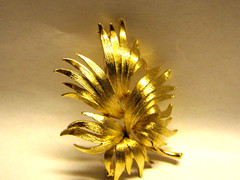 Vintage Gold-Tone Flower Brooch – Great Addition to any Jewelry collection