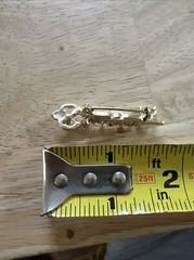 Beautiful Brooch Pin Gold Tone Faux Pearls Clear Rhinestones Key Shape 1 3/4″