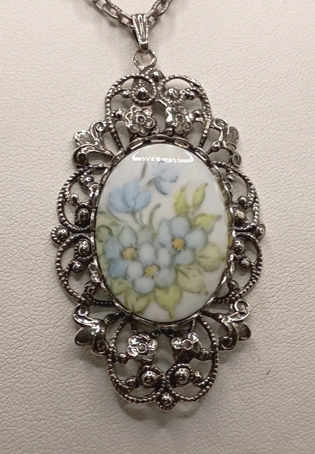 Vintage Floral Cameo Pendant Necklace Transferware Porcelain 23.5″ Silver Tone