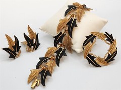 Vintage Mode Art Black & Gold Tone Leaf Bracelet, Brooch, Clip Earrings Set