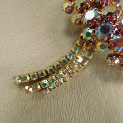 VINTAGE 1960’s D&E JULIANA RED and CLEAR AURORA BOREALIS BROOCH / LARGE 3 3/8″