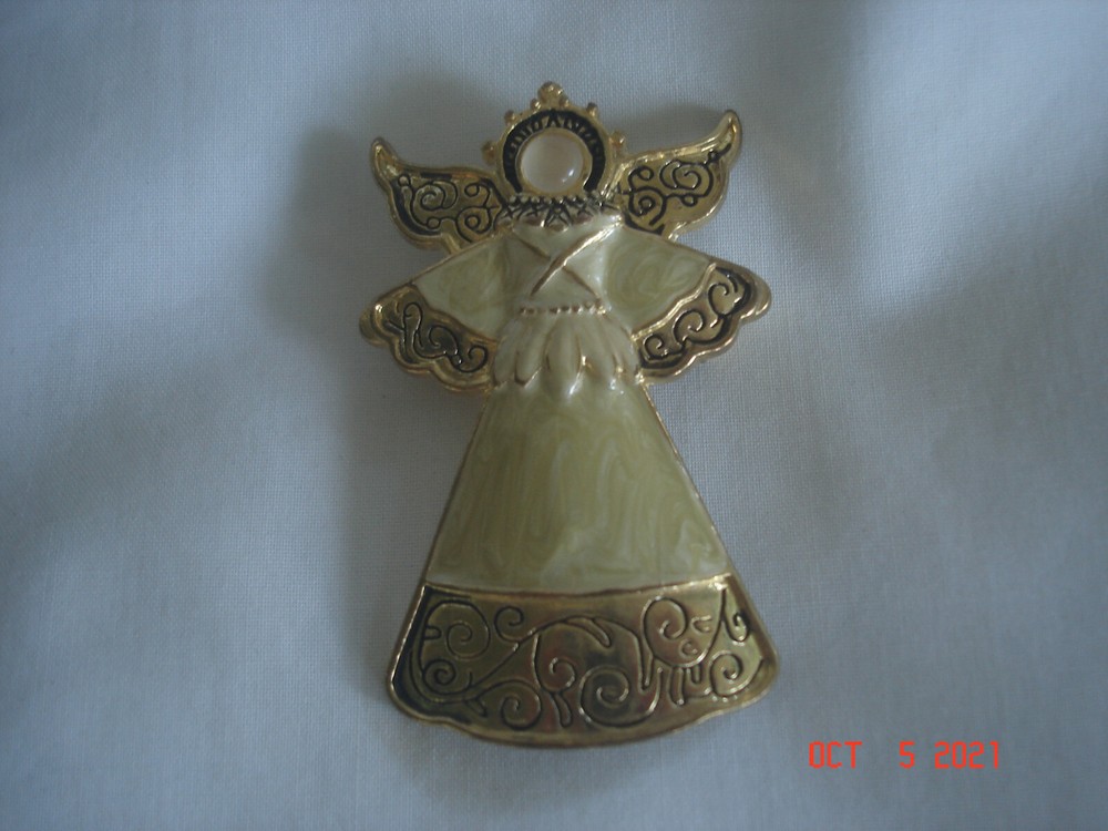 PRETTY Vtg. ANGEL PIN / BROOCH DETAILED GOLD TONE & ENAMEL Very Lovely!
