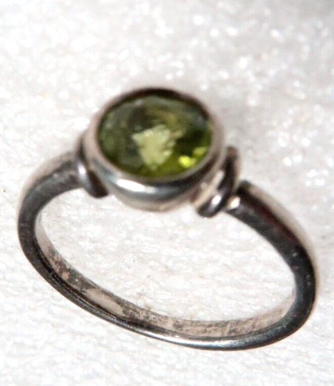 VINTAGE STUNNING STERLING SILVER GREEN PERIDOT CZ BAND RING ~ SIZE 5.5