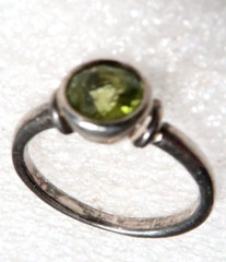 VINTAGE STUNNING STERLING SILVER GREEN PERIDOT CZ BAND RING ~ SIZE 5.5