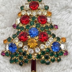 Vintage Warner Christmas Tree Brooch Rhinestone Encrusted Multicolor 2.5″