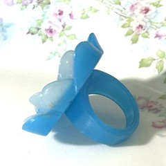 Vintage Flower Power Ring Molded Acrylic Lucite Size 9 Dimensional Mod Retro