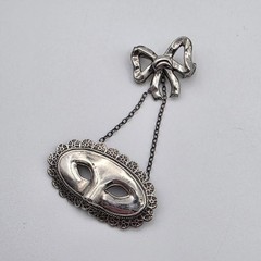 Vintage 925 Sterling Silver Venetian Masquerade Mask & Bow Dangle Brooch Pin
