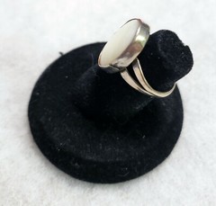 UNBRANDED SILVER/NICKEL SILVER (?) OVAL MOTHER OF PEARL RING SIZE 4.25