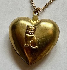 VINTAGE HEART PUFF BRASS W SMALL CAT PENDANT 1″ NECKLACE 20″ Gold Plated