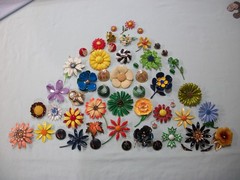 ViNTaGE 44 PiEcE MeTaL ENaMeL FLoWeR (33 PiN/10 ER/1 RiNg) LoT/CoLLecTiOn *READ*