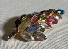 Vintage Juliana Delizza Elster Rhinestone Brooch Pin Textured Leaf Vaseline VGC