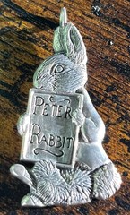VINTAGE FW CO 16g H&H STERLING BEATRIX POTTER PETER RABBIT W/BOOK CHARM PENDANT