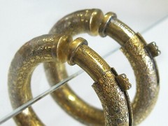 RARE VINTAGE MOD TRIFARI 1960 -1970’s SPRING TENSION CLIP TEXTURED HOOP EARRINGS