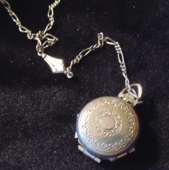 Vtg. 1928 Chain w Round Photo Pendant – OPEN UP FOUR 4 PHOTO CHAMBERS – Unique!