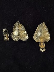 Gold Tone Leaf Necklace White Faux Pearl Round