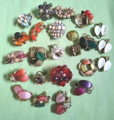 Vintage Collection of THERMOSET LUCITE & Glass Beads & Pieces – Some are Signed