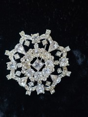 Estate Brooch Clear Rhinestones Snowflake Silver Tone Prong Set Pin 2.25″ Mcm