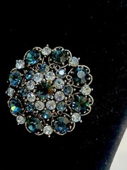 VTG STYLE DOMED 1.75”D BROOCH PIN SILVER TONE BLUE SAPPHIRE BLUE RHINESTONES