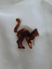 Vintage Kitty Cat Lucite Tortoise Shell Plastic Pin