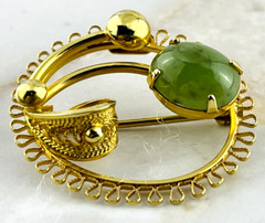 Sorrento Brooch Pin Green Stone Gold Tone Oval – Elegant Statement Piece Vintage