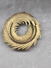 Vintage Brooch Pin Goldtone Metal Round Twisted Feather Design Greek Theme