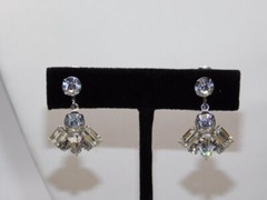 B24-VINTAGE SCREWBACK EARRINGS~LOVELY SILVER TONE/PRONG SET STONES~1/2″ DROP