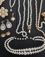 Huge-estate-jewelry-Lot-Faux Pearl- Costume Jewelry Lot B 32 Pieces